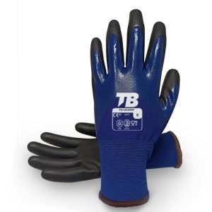 Guante soporte poliéster azul sin costura con acabado hidrófugo en galga 15. Interior acrílico en galga 10. Doble recubrimiento: primer recubrimiento de nitrilo azul impermeable 3/4 y segundo recubrimiento de nitrilo negro foam en palma. Función táctil en todos los dedos.755 COLDGRIP