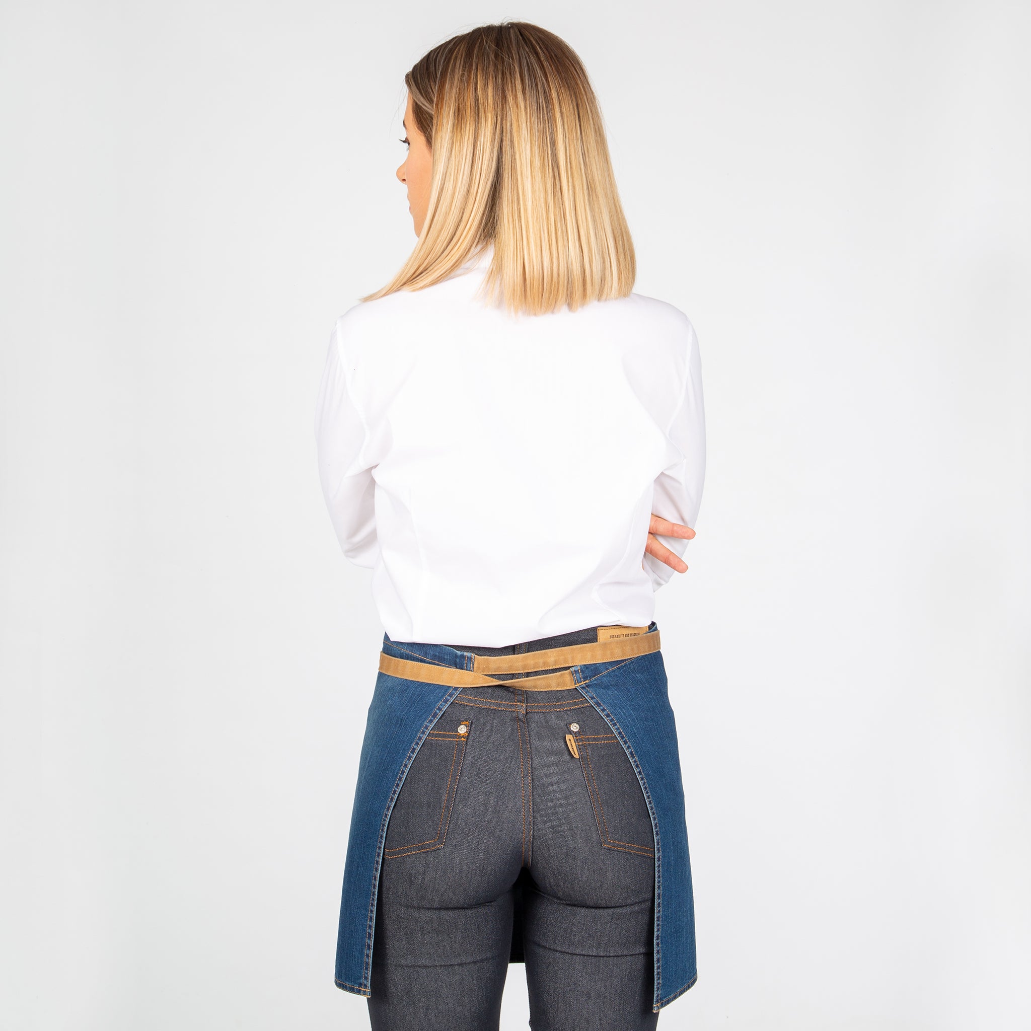 DELANTAL CORTO LAVADO TEJANO AÑIL COMBI MOSTAZA 40X69 CM "RED LINE".Tiras para anudar en costados. 3 bolsillos en delantero. Largo aprox.: 40 cm. - Imagen 2