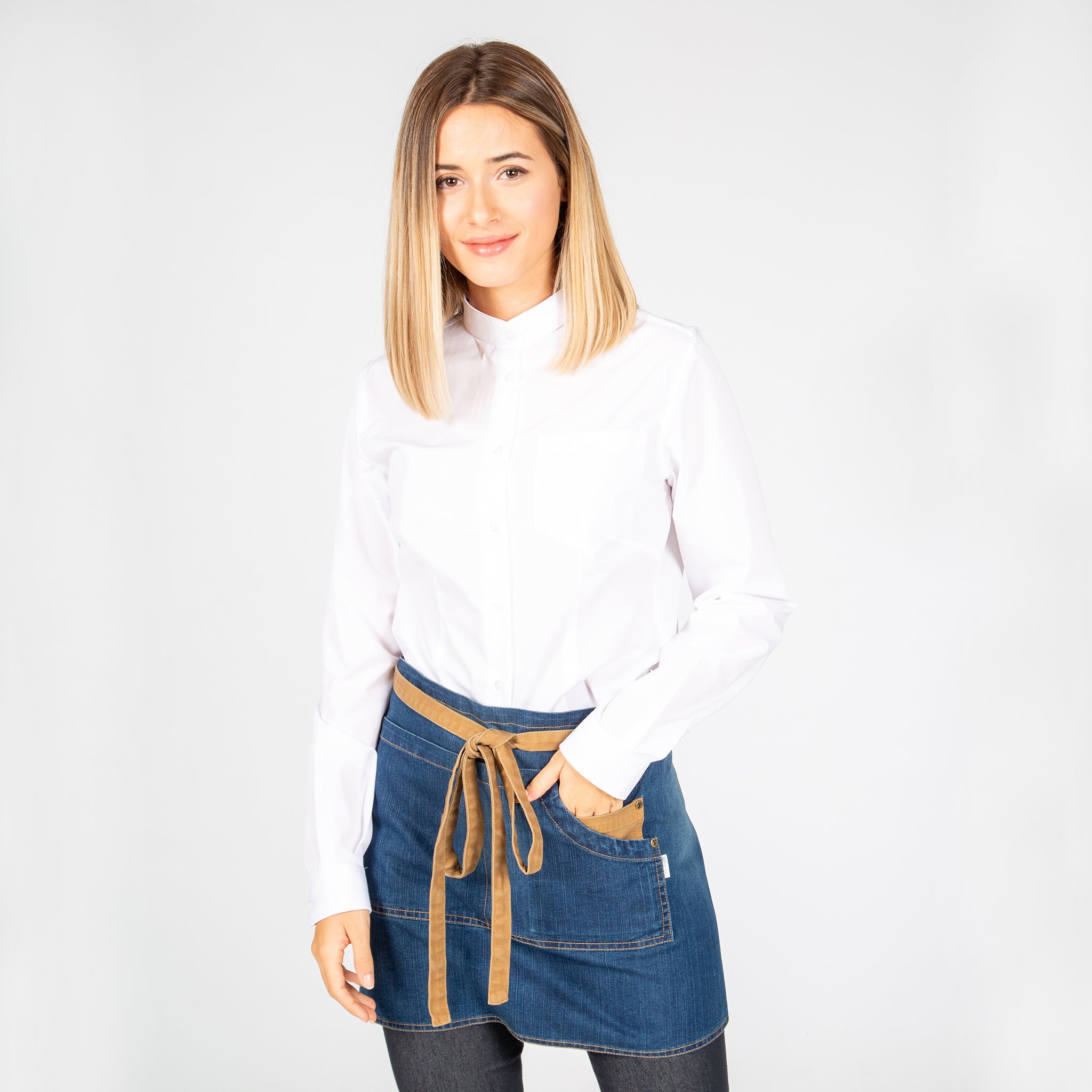 DELANTAL CORTO LAVADO TEJANO AÑIL COMBI MOSTAZA 40X69 CM "RED LINE".Tiras para anudar en costados. 3 bolsillos en delantero. Largo aprox.: 40 cm.