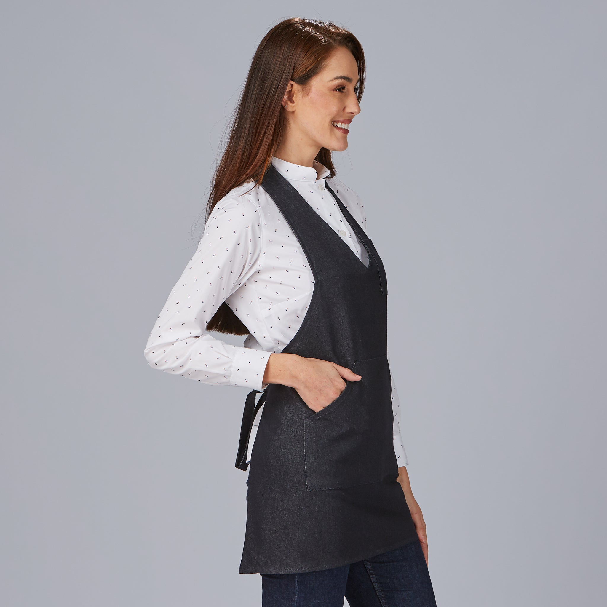 DELANTAL BISTRO SARGA POLIESTER 80X65 CM.1 bolsillo delantero. 1 bolsillo bolígrafo en pecho. Sistema de cierre con botón de pastilla. 80x65 cm. - Imagen 45