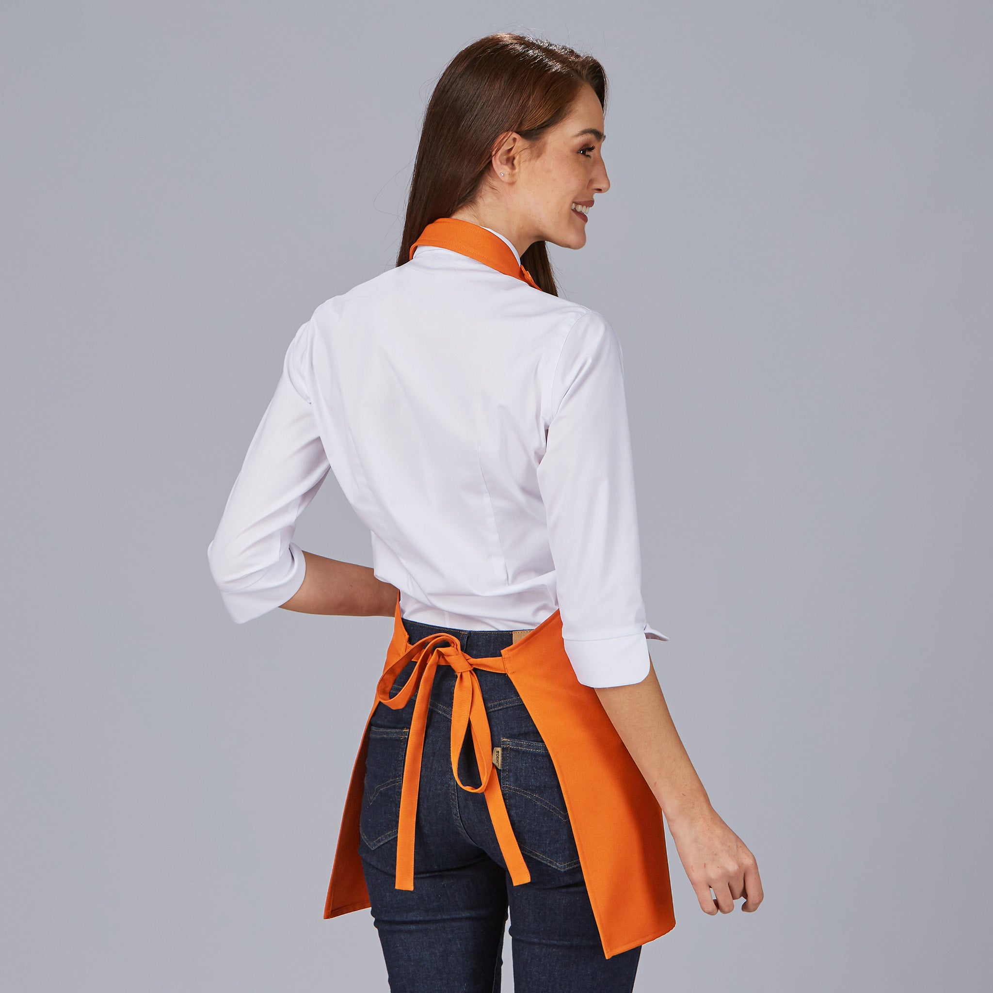 DELANTAL BISTRO SARGA POLIESTER 80X65 CM.1 bolsillo delantero. 1 bolsillo bolígrafo en pecho. Sistema de cierre con botón de pastilla. 80x65 cm. - Imagen 20