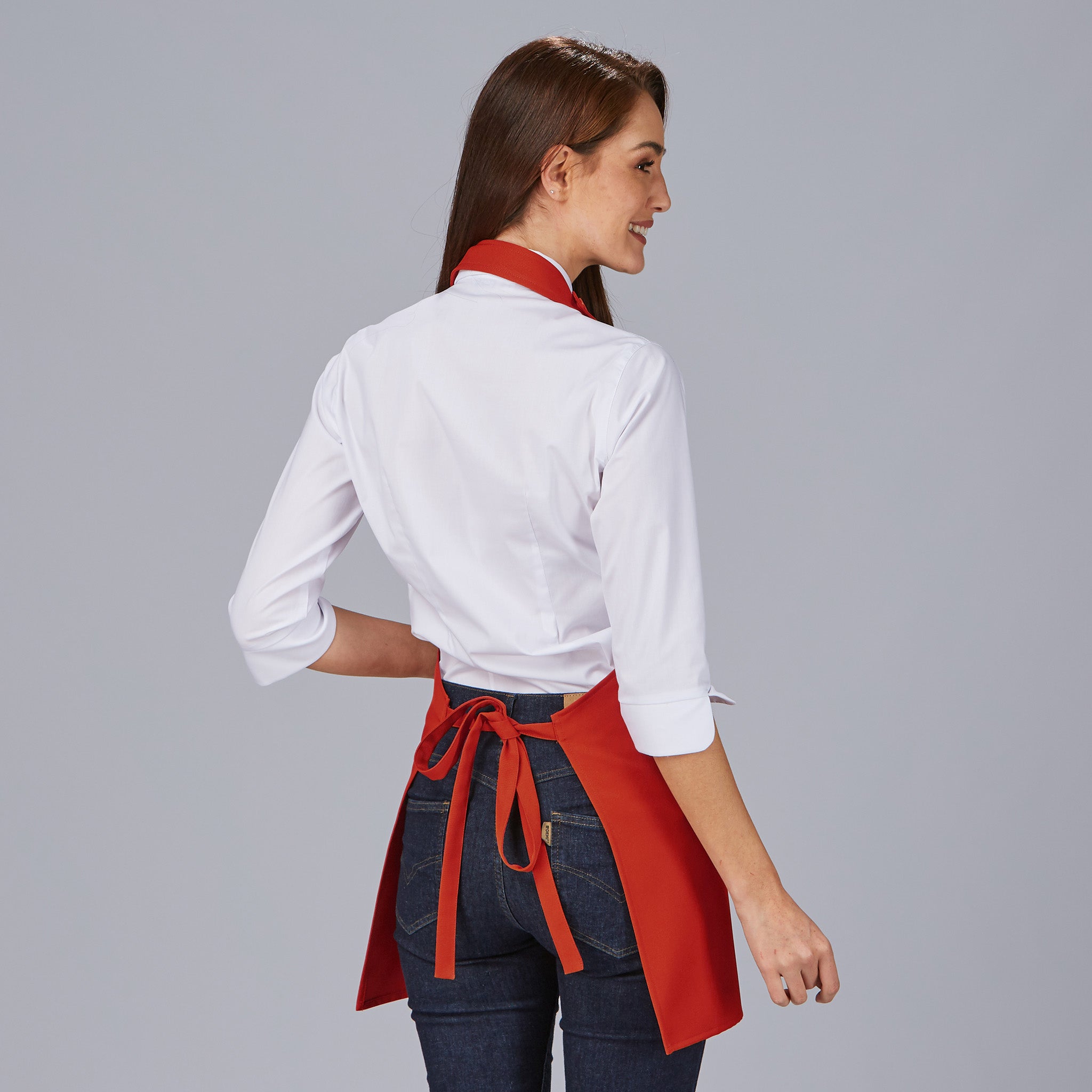 DELANTAL BISTRO SARGA POLIESTER 80X65 CM.1 bolsillo delantero. 1 bolsillo bolígrafo en pecho. Sistema de cierre con botón de pastilla. 80x65 cm. - Imagen 18