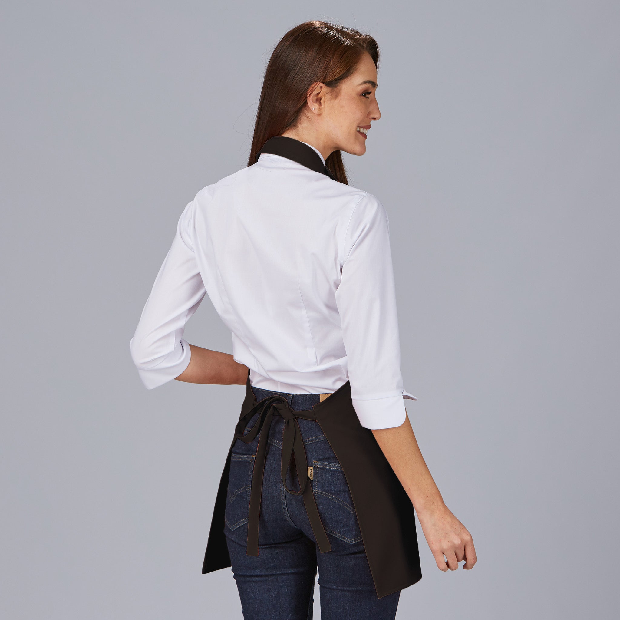 DELANTAL BISTRO SARGA POLIESTER 80X65 CM.1 bolsillo delantero. 1 bolsillo bolígrafo en pecho. Sistema de cierre con botón de pastilla. 80x65 cm. - Imagen 12