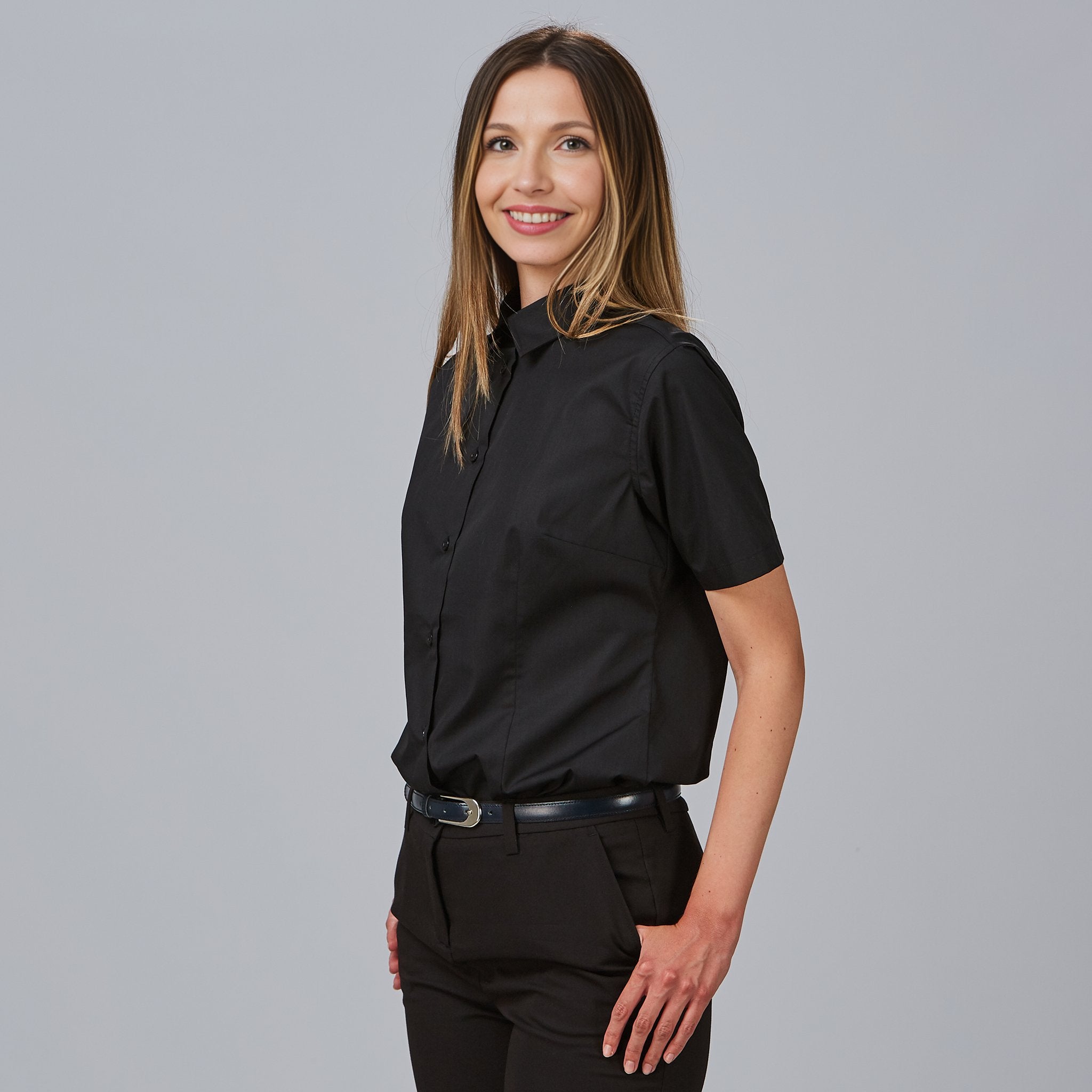 CAMISA MUJER M/C ELASTAN "RED LINE".Manga corta. Cuello camisero. Bolsillo de pecho adicional. Elysian. Pinzas en delantero y espalda. Largo aprox.: 65 cm. M2 SEMI AJUSTADA. - Imagen 3