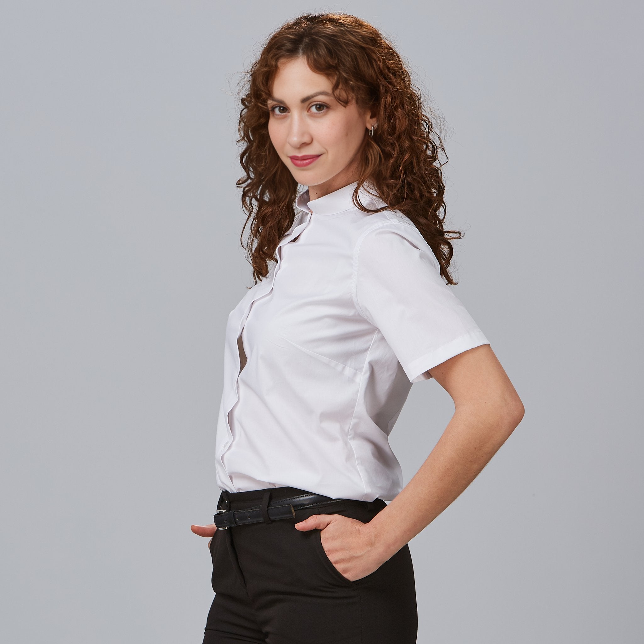 CAMISA MUJER M/C C/MAO ELASTAN "RED LINE".Manga corta. Cuello mao. Elysian. Bolsillo adicional Pinzas en delantero y espalda. Largo aprox.: 65 cm.. M2: SEMI AJUSTADO.