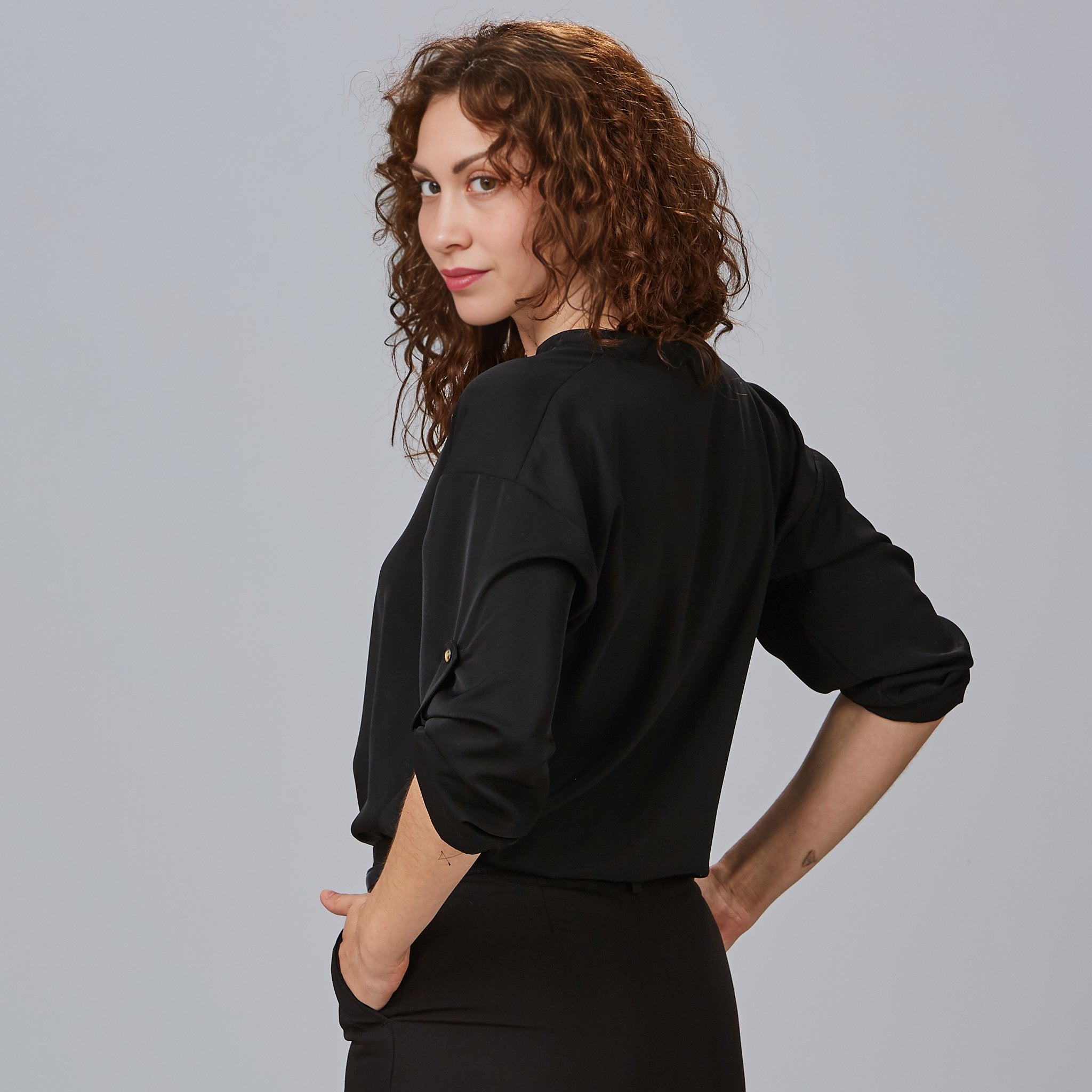 BLUSA MUJER MANGA ROLL UP MICAELA.Manga regulable, botón presión. Plana lisa. Breeze. Largo aprox.: 66 cm. M3: HOLGADA. - Imagen 5