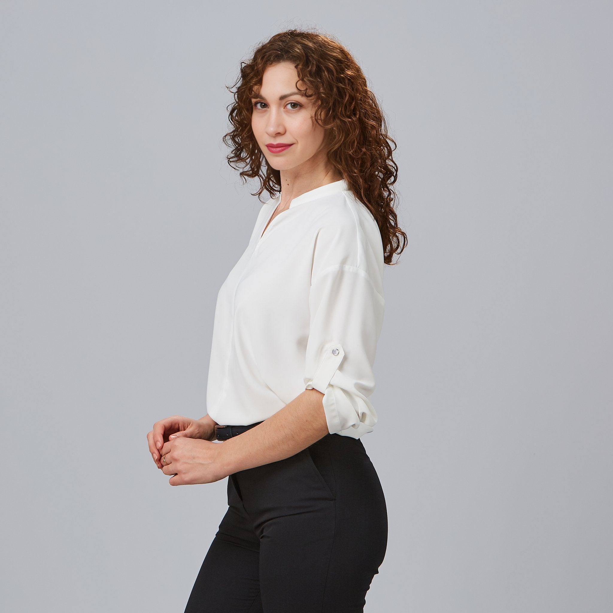 BLUSA MUJER MANGA ROLL UP MICAELA.Manga regulable, botón presión. Plana lisa. Breeze. Largo aprox.: 66 cm. M3: HOLGADA. - Imagen 9