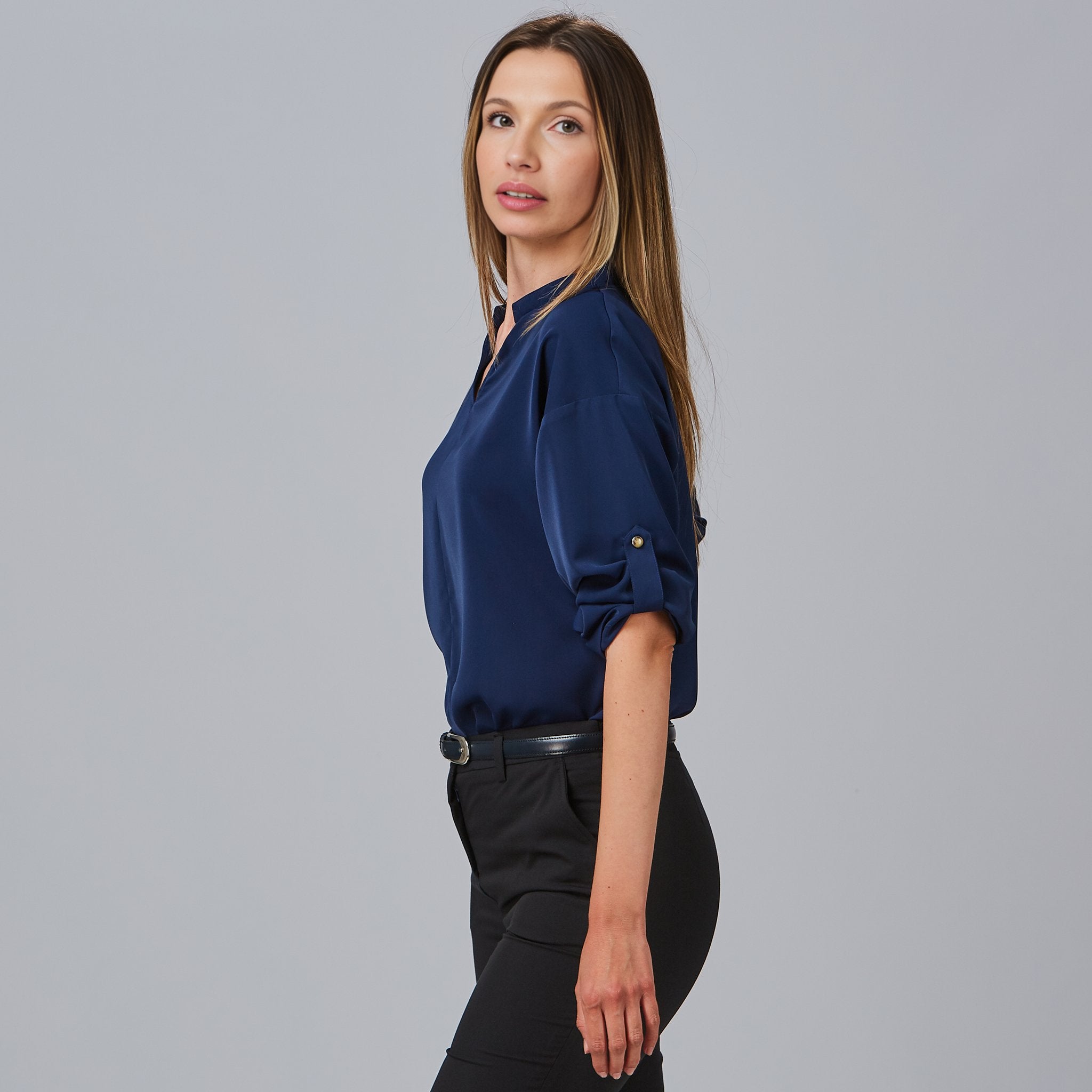 BLUSA MUJER MANGA ROLL UP MICAELA.Manga regulable, botón presión. Plana lisa. Breeze. Largo aprox.: 66 cm. M3: HOLGADA.