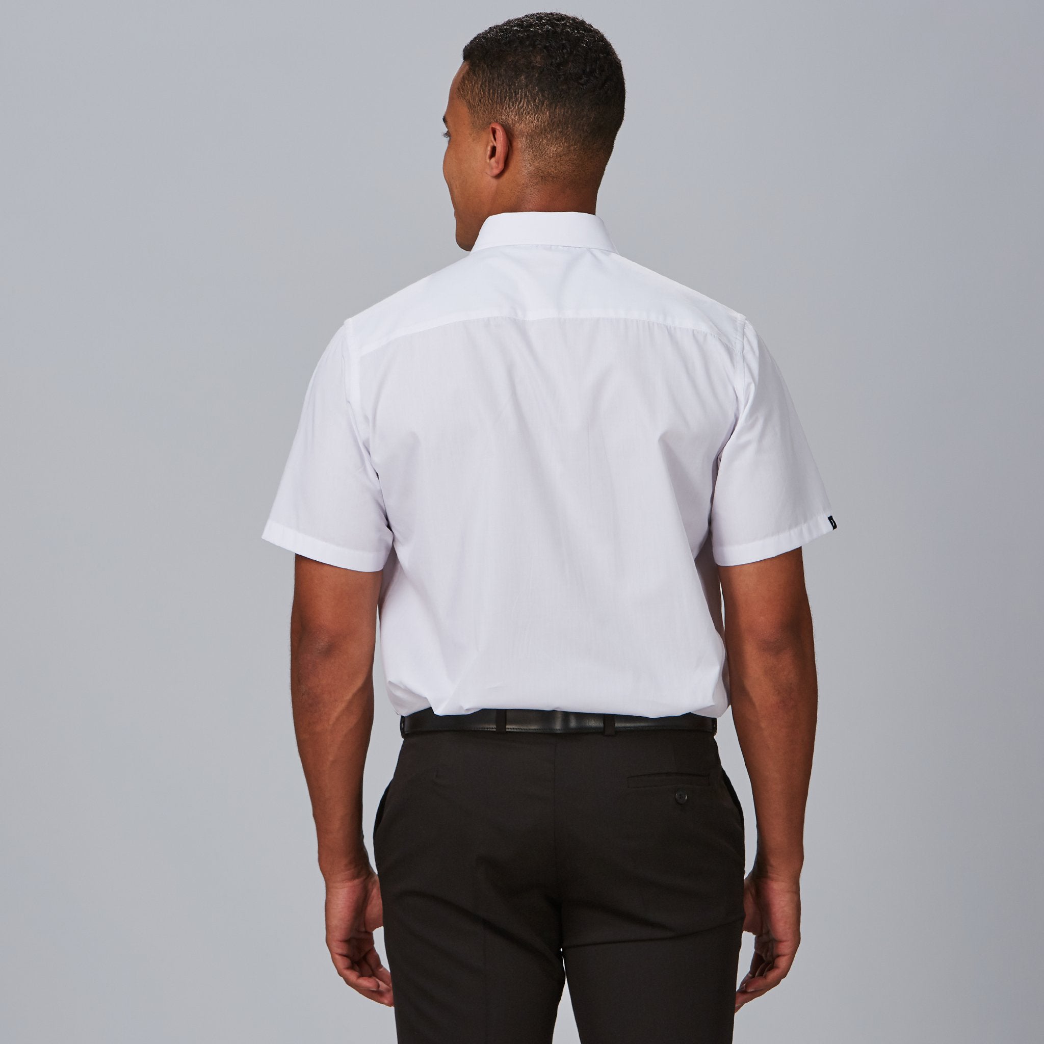 CAMISA HOMBRE M/C SLIM FIT ELASTAN "RED LINE".Serene. Slim fit. Manga corta. Pinzas y canesú en espalda. Bolsillo de pecho adicional. Largo aprox.: 78 cm. H1: AJUSTADA. - Imagen 4