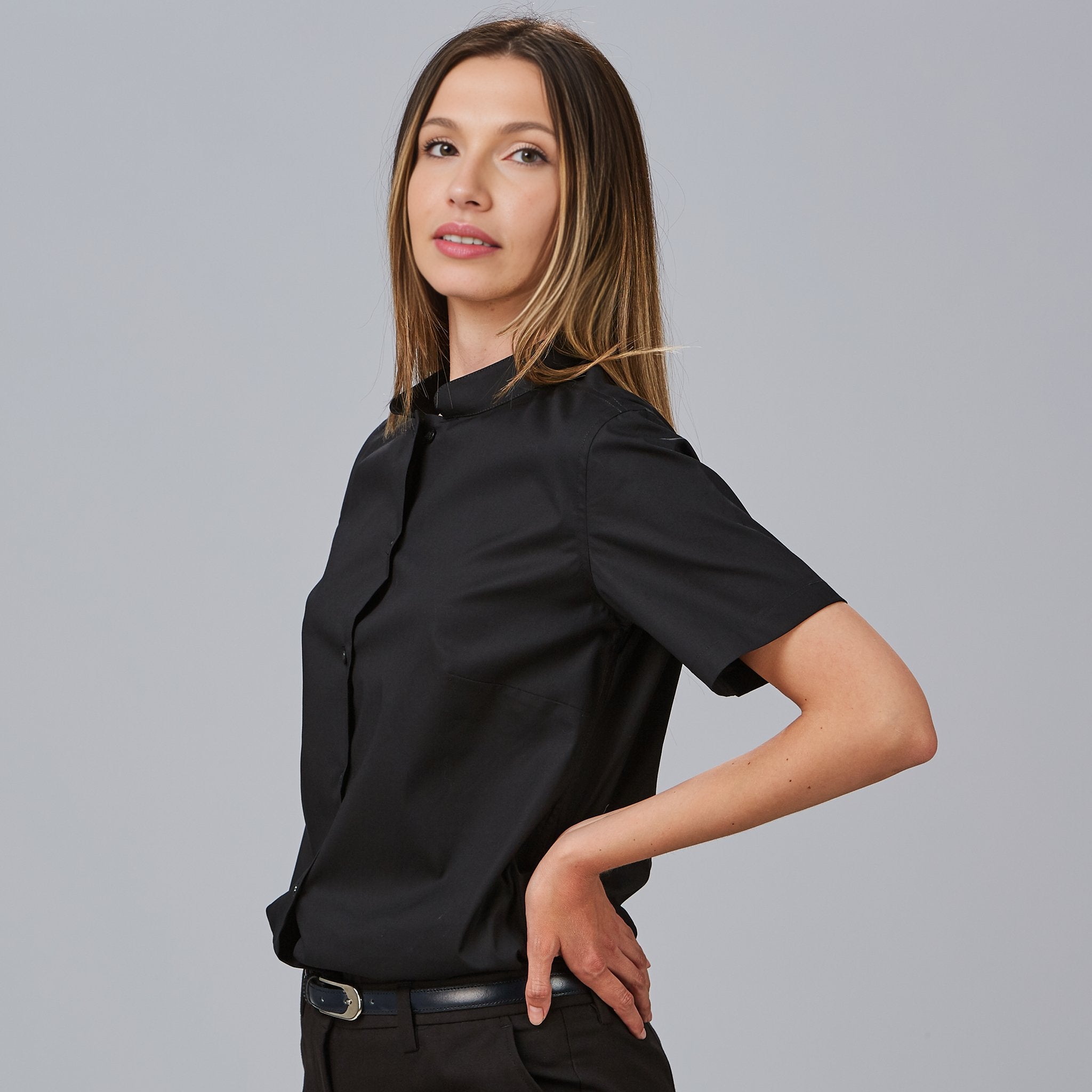 CAMISA MUJER M/C C/MAO POP. "RED LINE".Cuello Mao. Manga corta. Pinzas en sisa, delantero y espalda. Bolsillo adicional en el pecho. Largo aprox.: 68 cm. M2: SEMI AJUSTADA. - Imagen 4