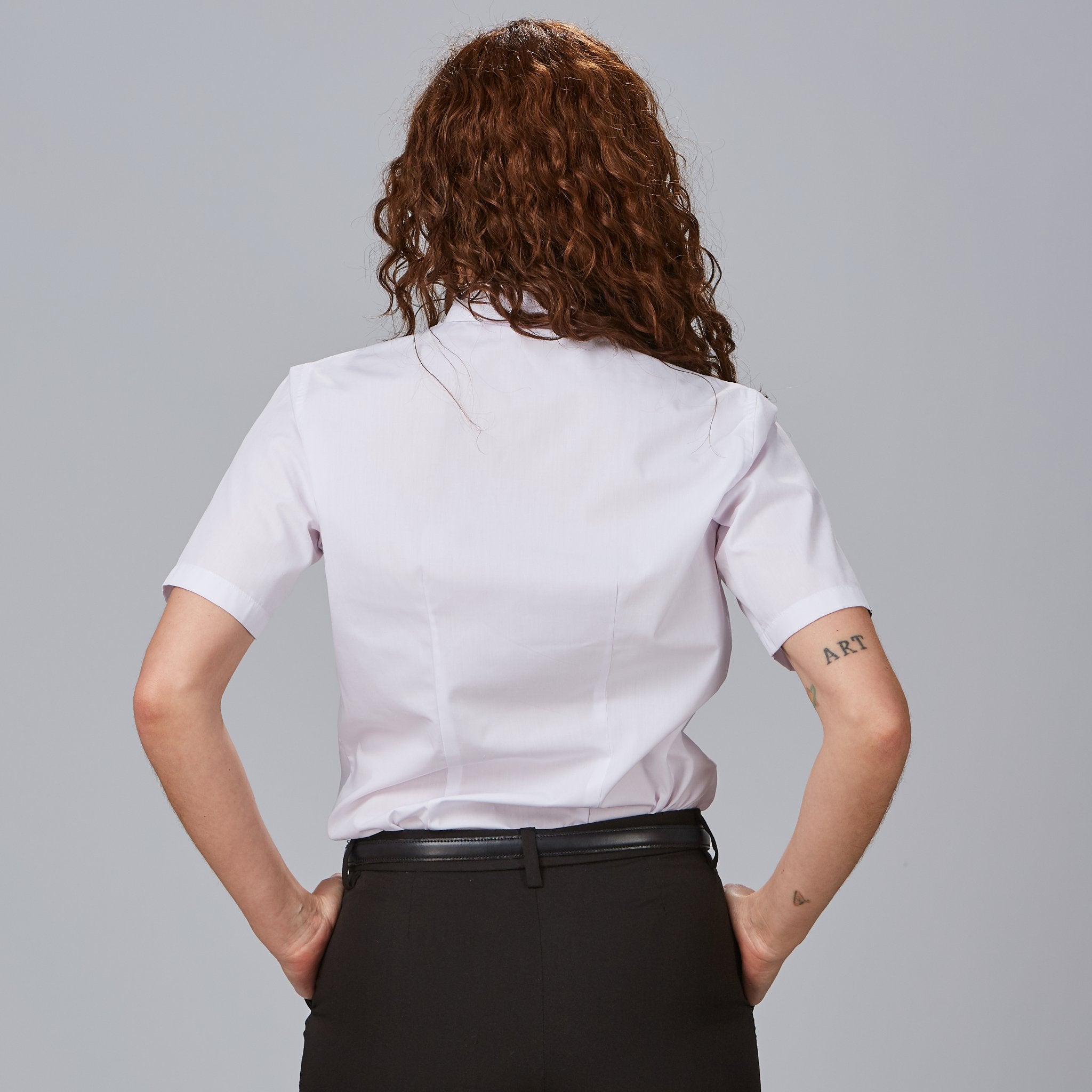 CAMISA MUJER M/C C/MAO POP. "RED LINE".Cuello Mao. Manga corta. Pinzas en sisa, delantero y espalda. Bolsillo adicional en el pecho. Largo aprox.: 68 cm. M2: SEMI AJUSTADA. - Imagen 2