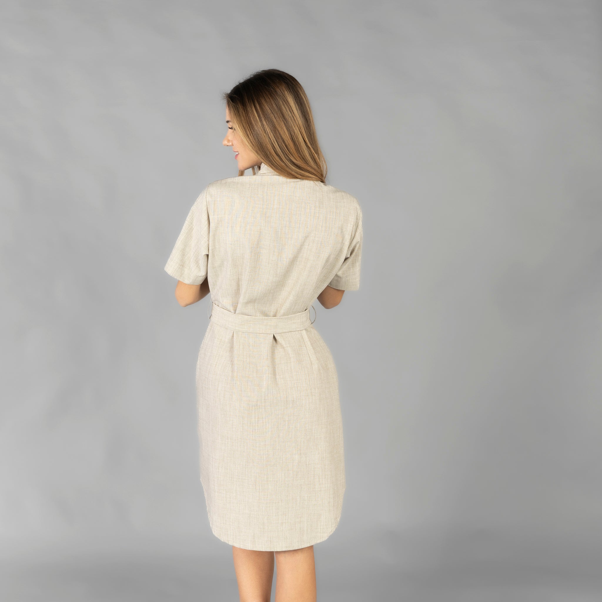 VESTIDO CAMISERO.Manga corta con botones cosidos. Tapeta manga camisera. Cuello camisero. 2 bolsillos insertados en costuras laterales. Tipo de cierre mediante botones ocultos. Pinzas en delantero y espalda. Trabillas en cintura. Bajo camisero con forma ovalada.