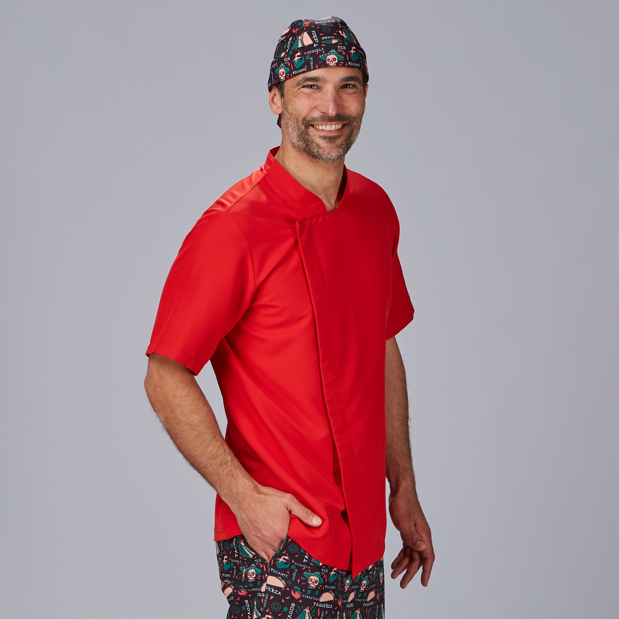 CHAQUETA COCINA HOMBRE RIVERA M/C.Botones de presión ocultos. 1 Bolsillo en manga izquierda. Aerosilver en espalda. Largo aprox.: 73 cm. Prenda H2: semi ajustada.