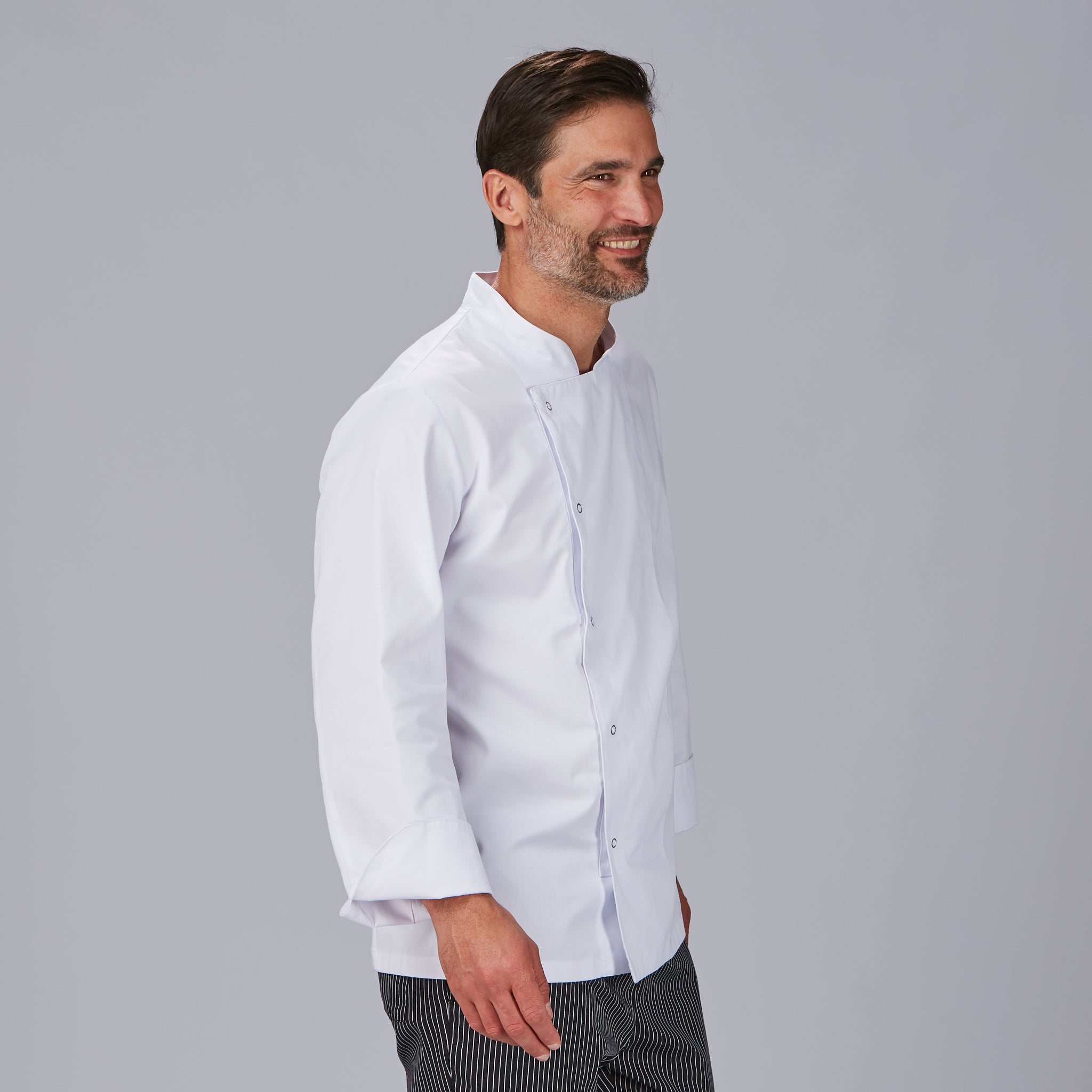 CHAQUETA COCINA UNISEX ORTIZ.Botones de presión vistos. Bolsillo en manga izquierda. Largo aprox.: 73 cm. Prenda H2: semi ajustada.