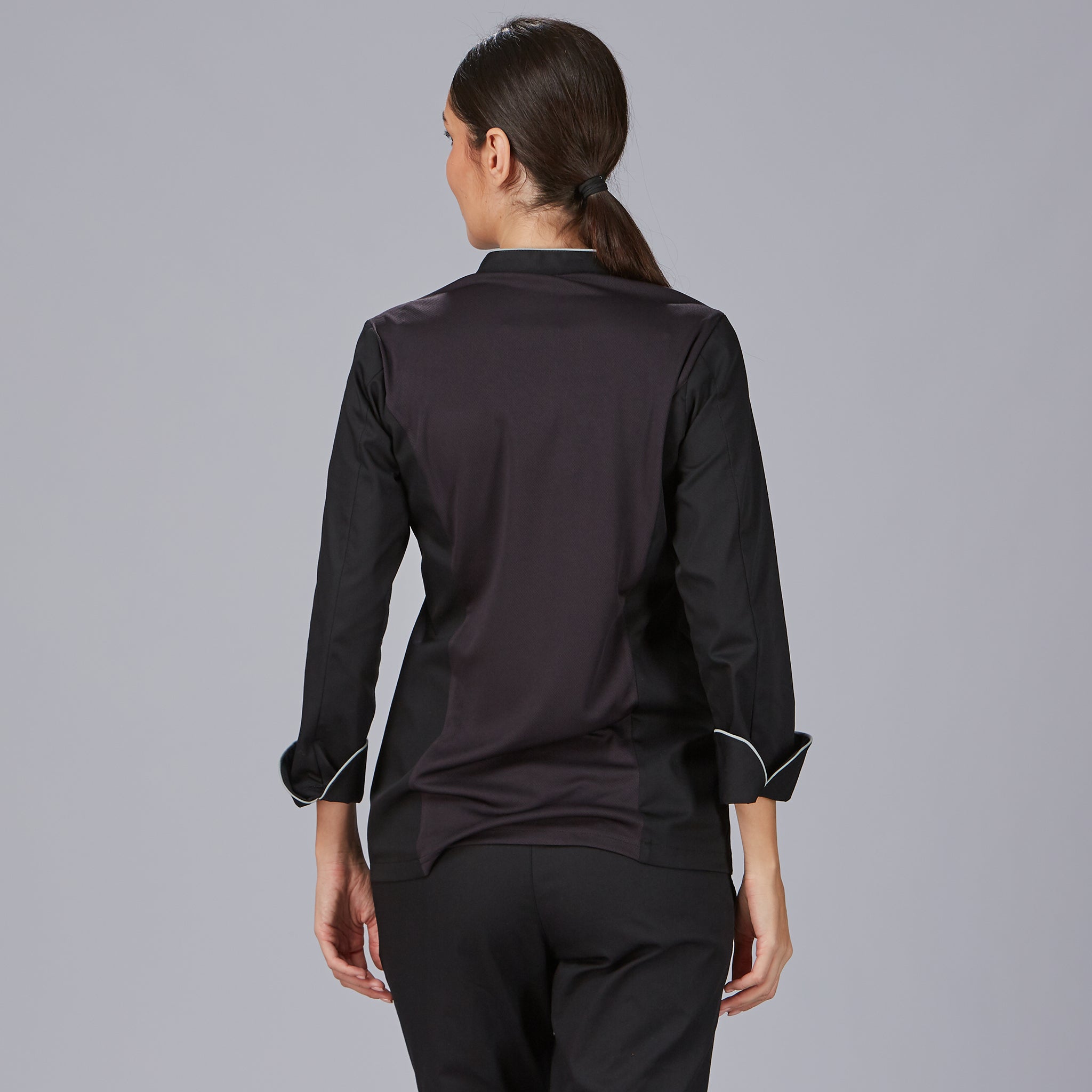 CHAQUETA COCINA MUJER DANA.Botones de presión ocultos. Vivo cordón escote y mangas. Aerosilver en espalda. Largo aprox.: 71 cm. Prenda M2: semi ajustada. - Imagen 2