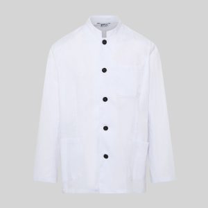CHAQUETA HOMBRE CUELLO MAO BLANCA.Hombreras. Botones de pastilla. 1 bolsillo en pecho izquierdo y 2 bolsillos a la cadera. Costura central. Largo aprox.: 75 cm. H2: SEMI AJSUTADA.